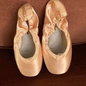 Capezio Eur Pointe Shoes
